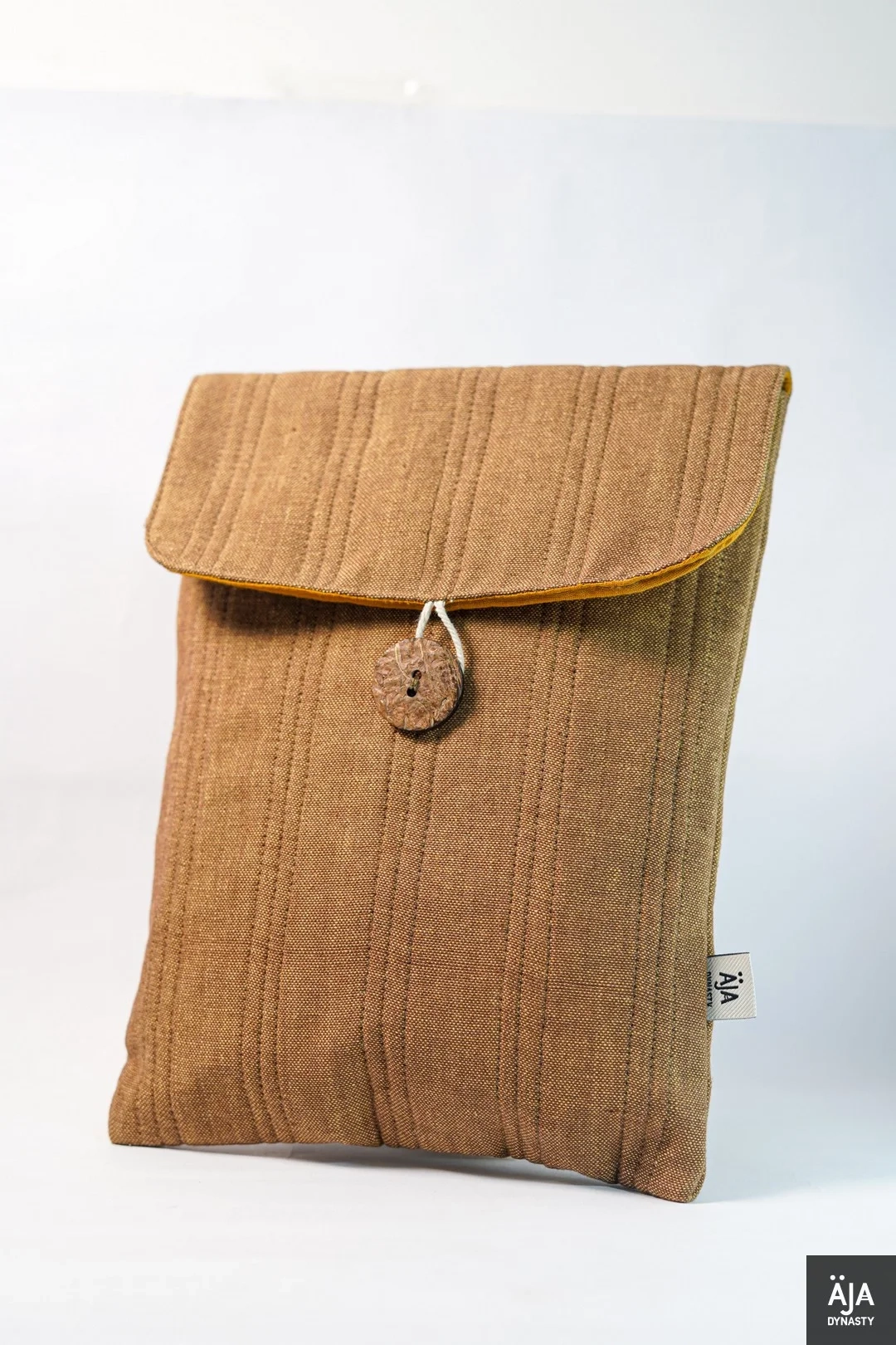 https://s3.vistaartrade.anukul.com.np/vistaartrade/media/products/2022/10/10/Ipad_Notebook_Case_Brown.webp